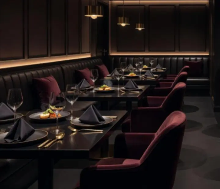 Prémium éttermi enteriőr és offline póker lounge hangulat Budapesten